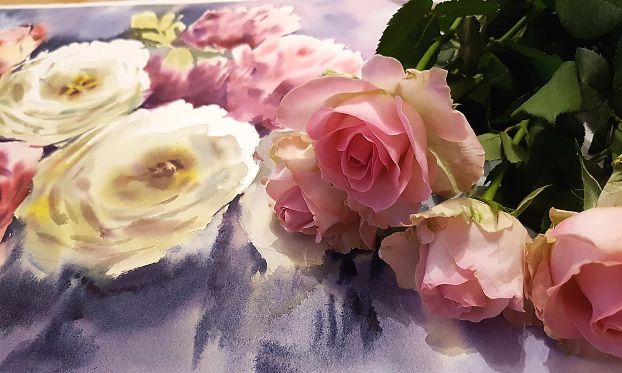 Rosen auf Aquarellpapier gemalt und echte Rosen dazu gelegt