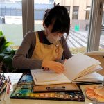 Manga-Zeichnerin Kasumin beim Zeichnen im Manga Museum Kyoto