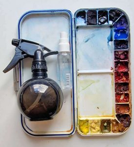Verschiedene Sprühflaschen, um Aquarellfarben anzufeuchten